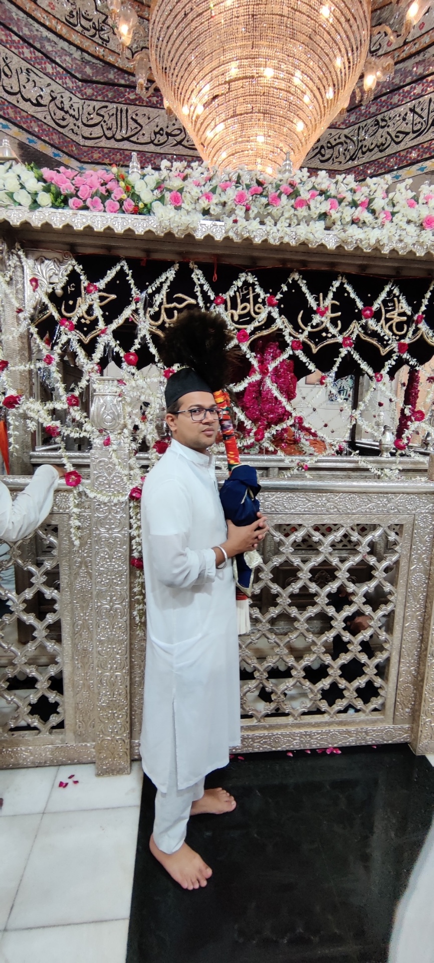 Ceremonial sewa at the dargah